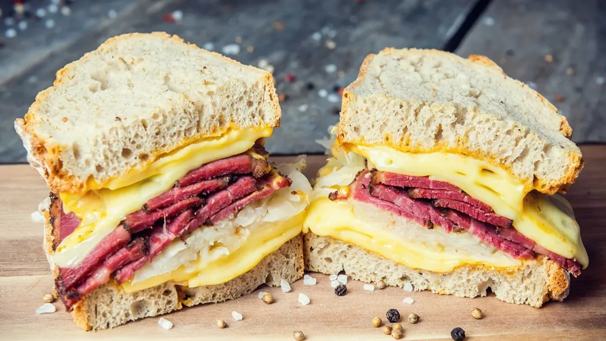 kanapka reuben z pastrami