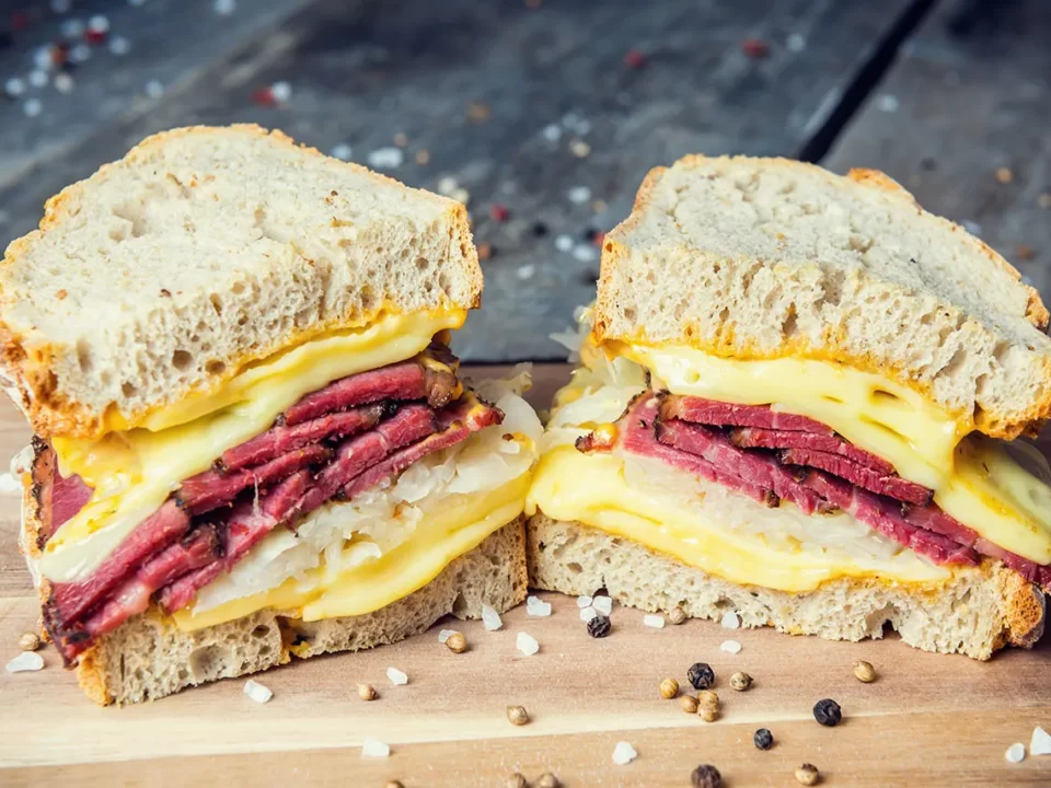 kanapka reuben z pastrami