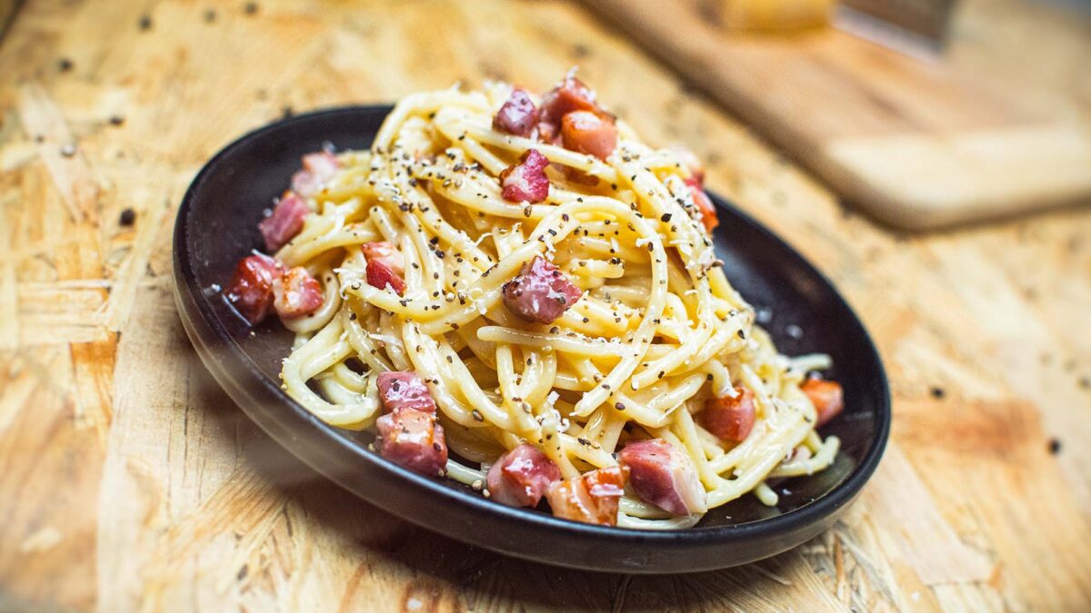 carbonara z makaronem spaghetti z wykorzystaniem boczku wedzonego ze strony manufakturamiesa.pl