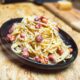carbonara z makaronem spaghetti z wykorzystaniem boczku wedzonego ze strony manufakturamiesa.pl