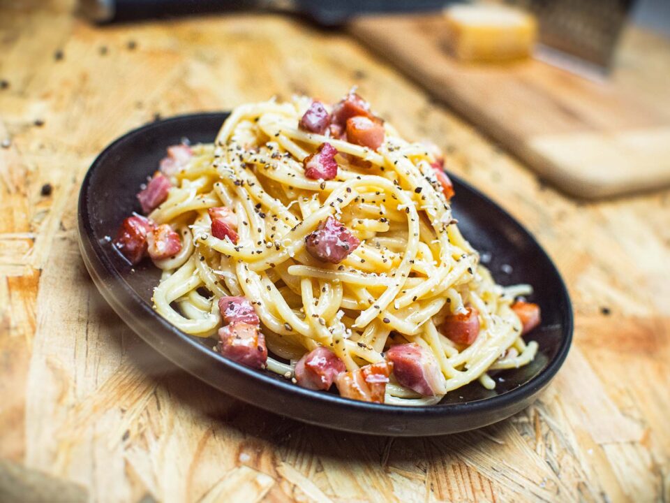 carbonara z makaronem spaghetti z wykorzystaniem boczku wedzonego ze strony manufakturamiesa.pl